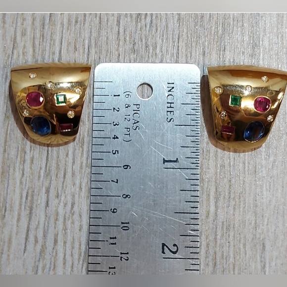 An exquisite pair of Artisanal Crafted 18kt Yellow Gold Clip-back Earrings - Picture 10 of 11